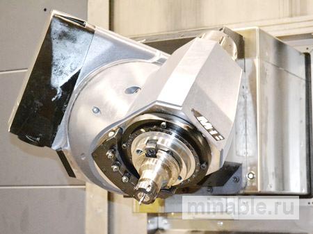 Головка фрезерного станка работает горизонтально и вертикально