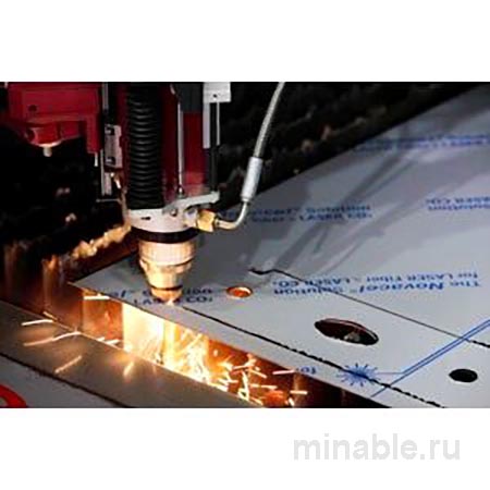 Волоконный лазер Salvagnini режет металл, защищенный пленкой