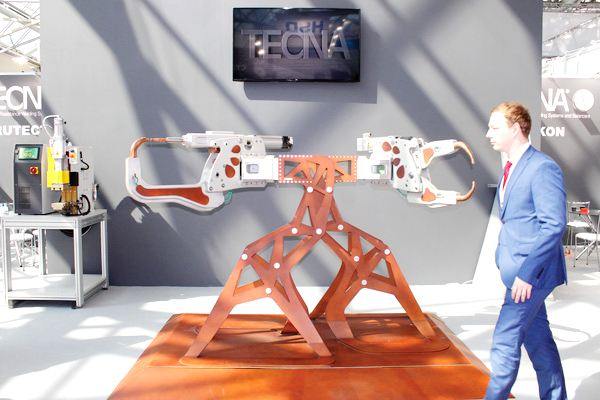 Между молотом и наковальне