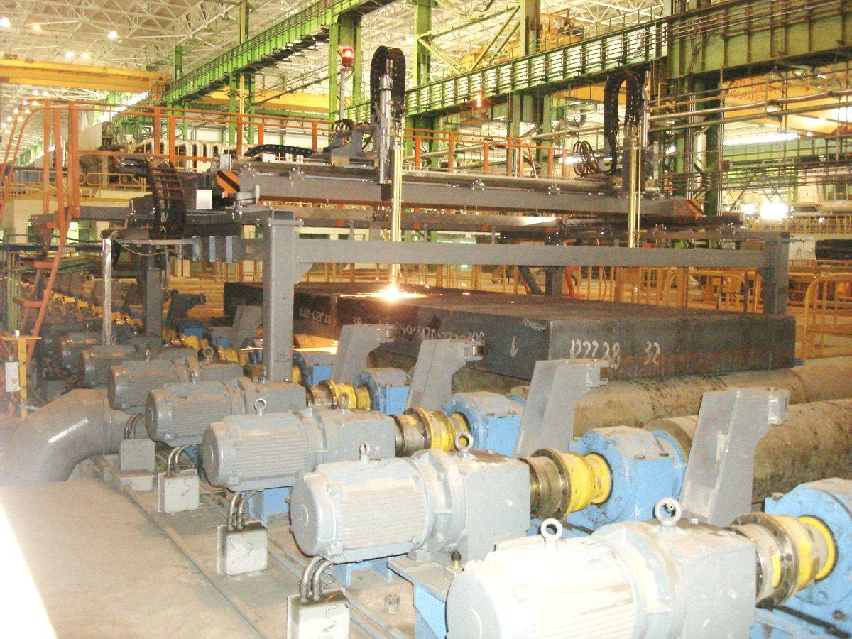 Кислородно-флюсовая резка горячих слябов с использованием автоматизации