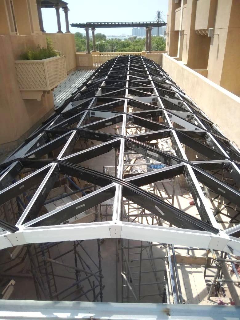 На Ближнем Востоке установили первый российский алюминиевый навес